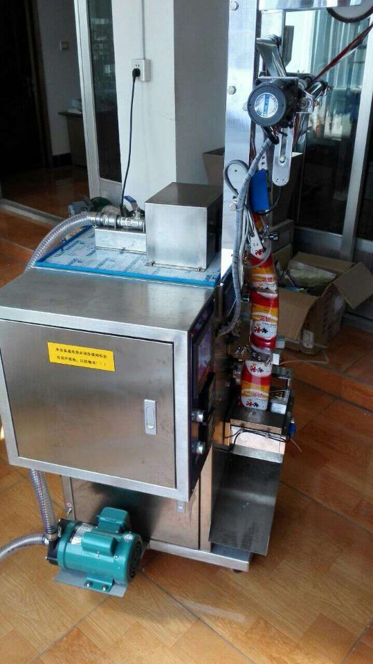 全自動液體包裝機(jī).jpg